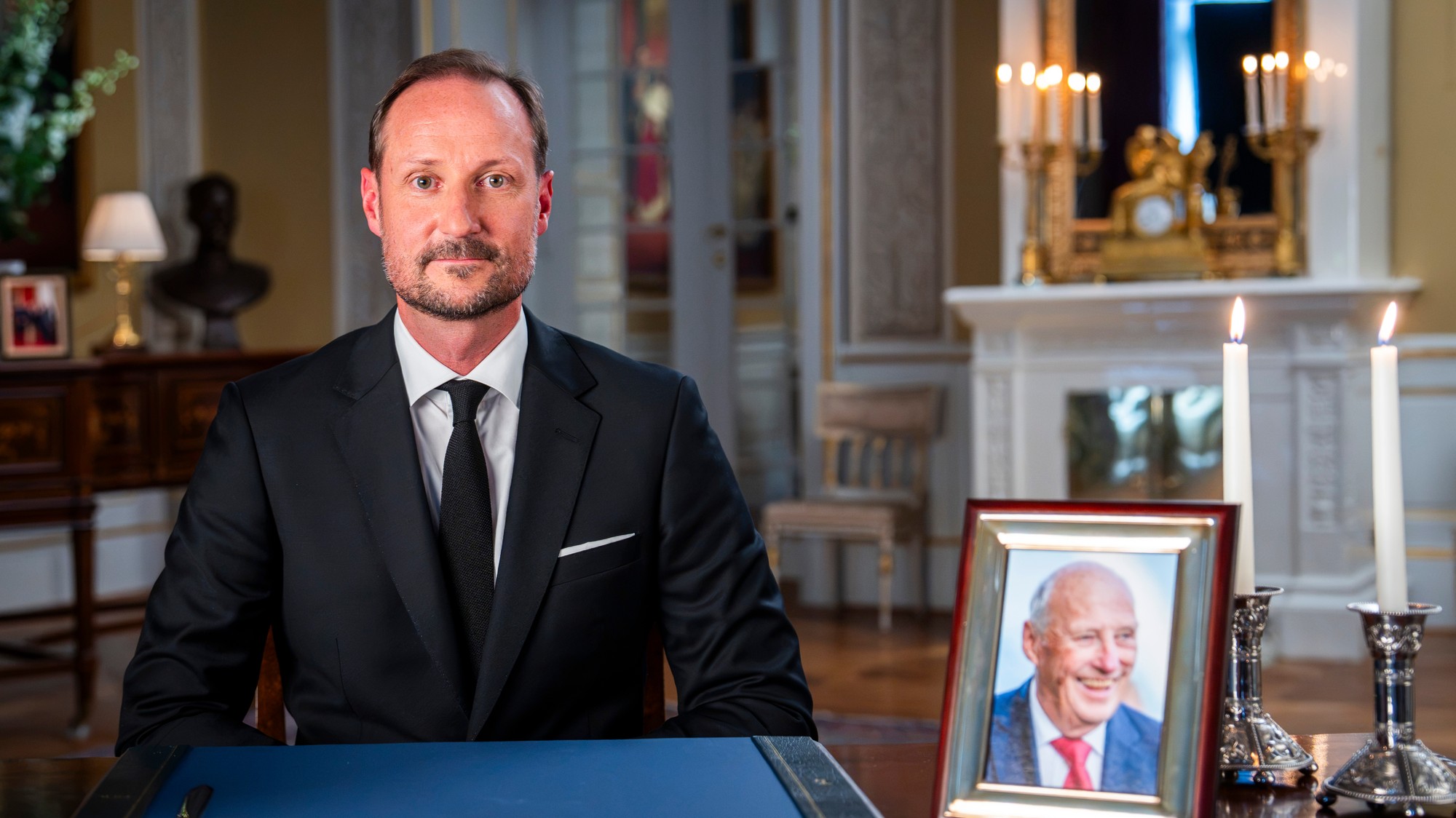 Nórsky kráľ Haakon VIII. reční počas prejavu v Kráľovskom paláci.