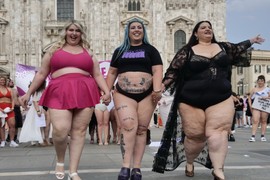 Golišave žene u DONJEM VEŠU I KUPAĆEM prošetale centrom Milana i ljudi NISU MOGLI DA SE OPASULJE OD PRIZORA, a kad su shvatili poruku - ZAPLAKALI SU