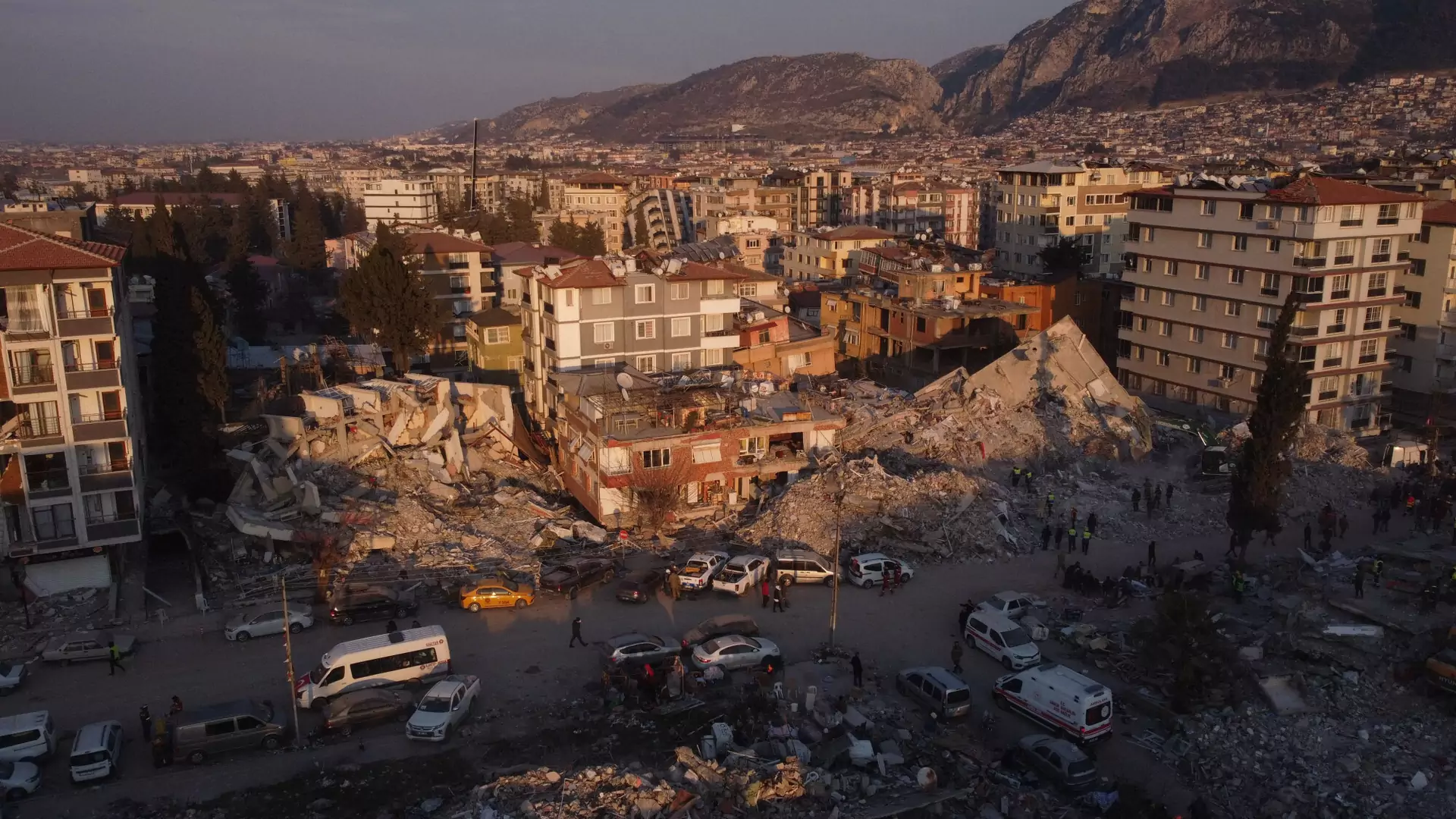Aresztowano ponad 130 osób związanych z budową budynków, które zawaliły się w Turcji