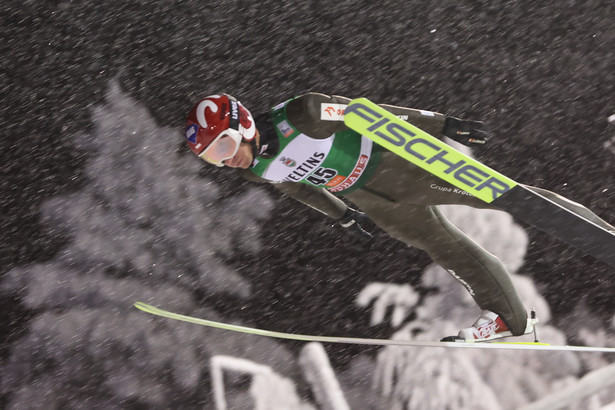 Kamil Stoch podczas serii kwalifikacyjnej przed zawodami Pucharu Świata w skokach narciarskich w finskiej Ruce