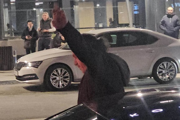 ACA LUKAS POKAZUJE SREDNI PRST U KAMERU Uhvatili smo folkera na aerodromu u Beogradu nervoznog i neraspoloženog: Seo na klupu, pa ponovo šokirao postupkom (Video)