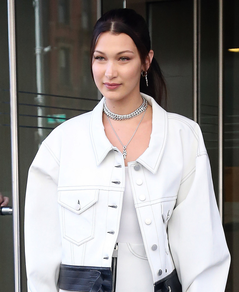 Bella Hadid w białej mini. Co za nogi!