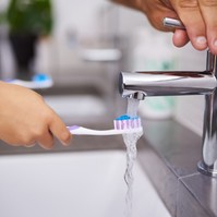 Mégis jobb a hagyományos fogkefe, mint az elektromos? Ezt mondja a szakember
