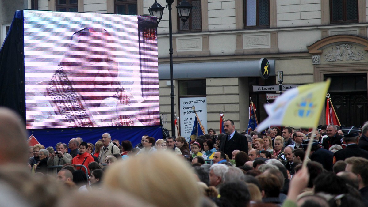 150 tysięcy euro wydały władze Rzymu na zorganizowanie koncertu na Kapitolu 2 maja z okazji beatyfikacji Jana Pawła II; imprezę odwołano w ostatniej chwili z powodu deszczu - informuje włoska prasa. Podkreśla się, że niezadowoleni byli liczni zaproszeni goście.