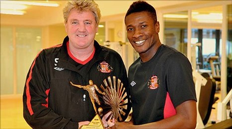Asanoah Gyan with his 2010 BBC African Footballer of the Year award, with Steve Bruce
