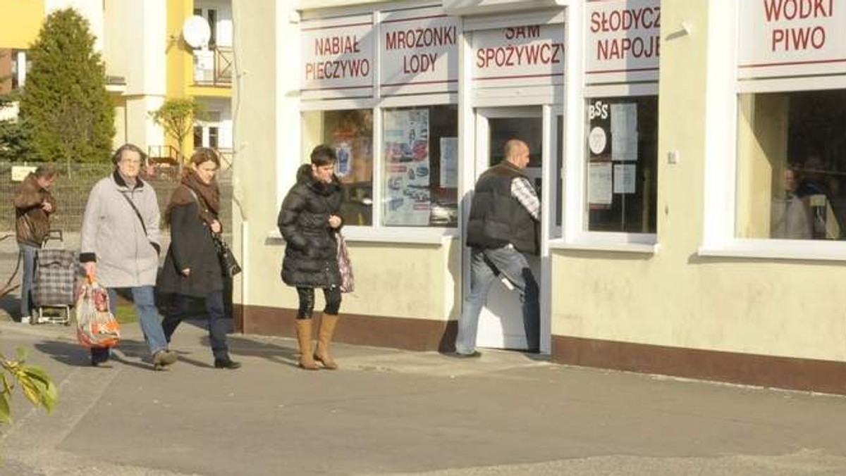 - Prezes każe nam podpisywać lojalki, czyli oświadczenie, że jeśli będziemy robili zakupy, to tylko w tym BSS, w którym pracujemy, a nie w innym - alarmują sprzedawczynie. A prezes - jak to zwykle on - nie chce się wypowiadać.