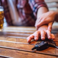 Alkoholt fogyasztott? Tudja meg, mikor ülhet újra volán mögé!