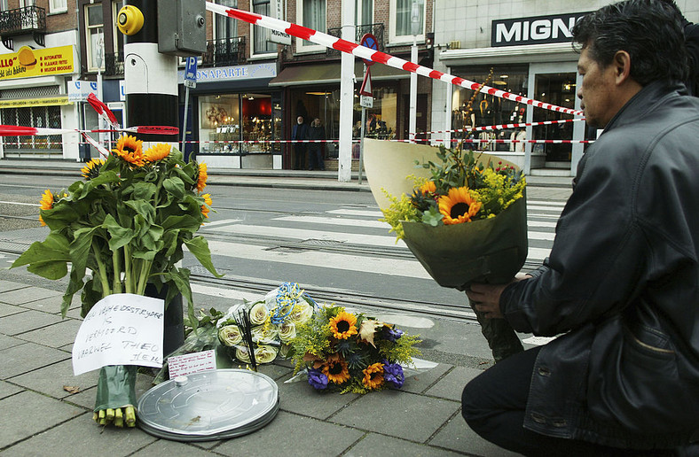 Mężczyzna składa kwiaty w miejscu zabójstwa Theo van Gogha
