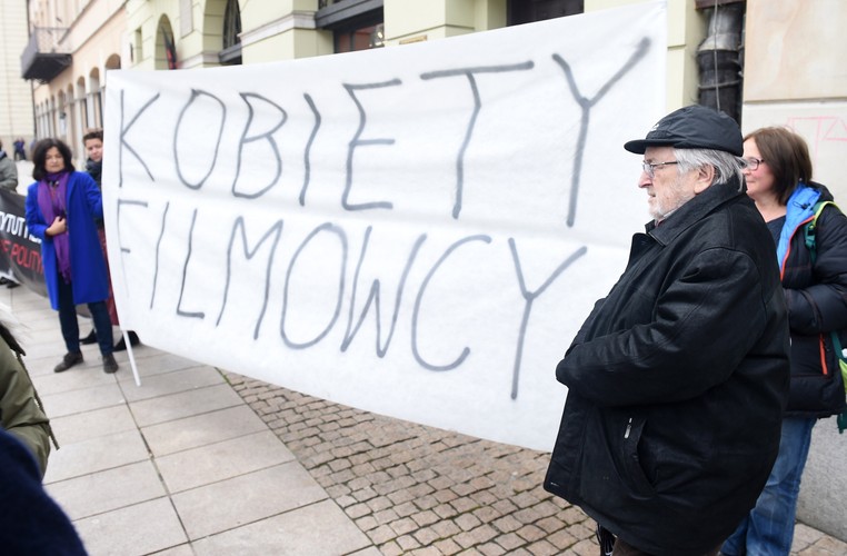 Kazimierz Kutz popiera postuaty zebranych pod siedzibą PISF