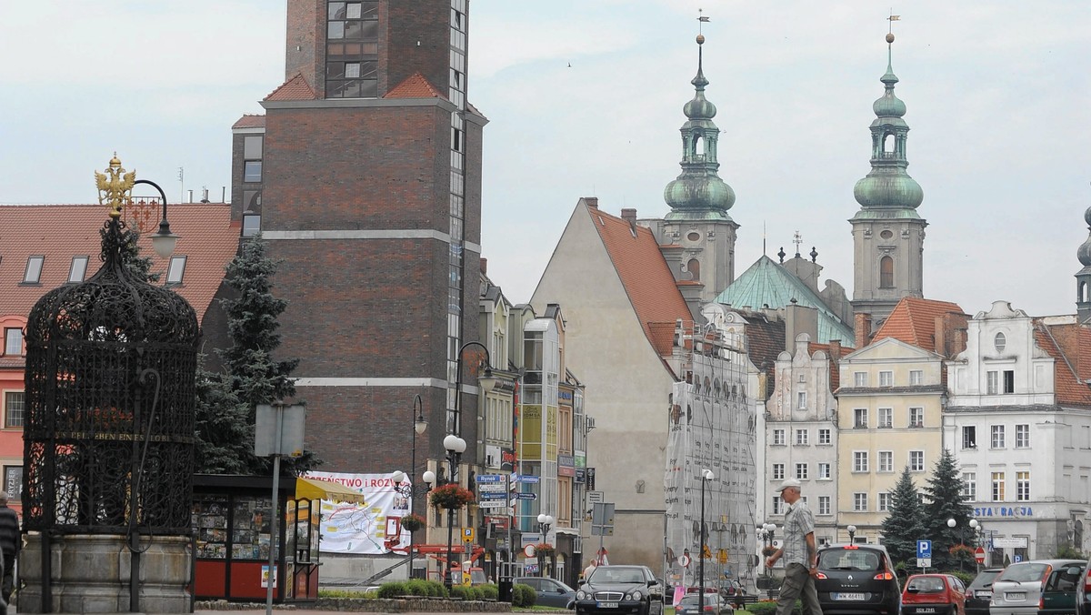 Czy zabytkowy brukowany Rynek Solny w Nysie stanie się ruchliwą drogą tranzytową? Nyska gmina opracowuje nowy plan zagospodarowania centrum miasta i zmianę organizacji ruchu na ulicy Celnej, która ma być ulicą jednokierunkową. Wyjściem dla kierowców będzie zatem skorzystanie ze skrótu, czyli przejazd pobliskim Rynkiem Solnym. Zdaniem starosty Adama Fujarczuka, to najgorsze z możliwych rozwiązań - informuje "Radio Opole".