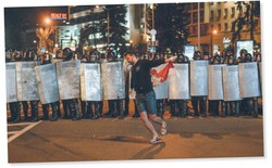 Noblistka do Łukaszenki: Odejdź, zanim nie wepchniesz narodu w straszną otchłań wojny domowej