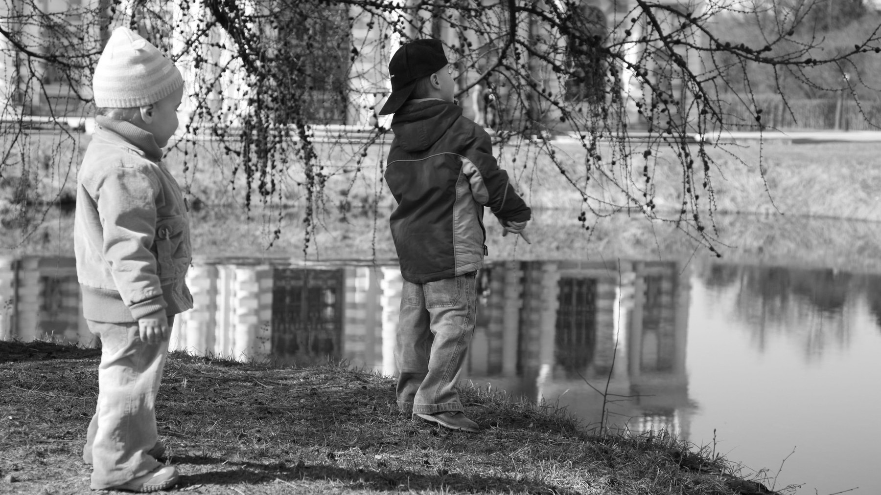 Už aj v čase jari sa deti rady pohybujú pri vode, treba byť obozretným