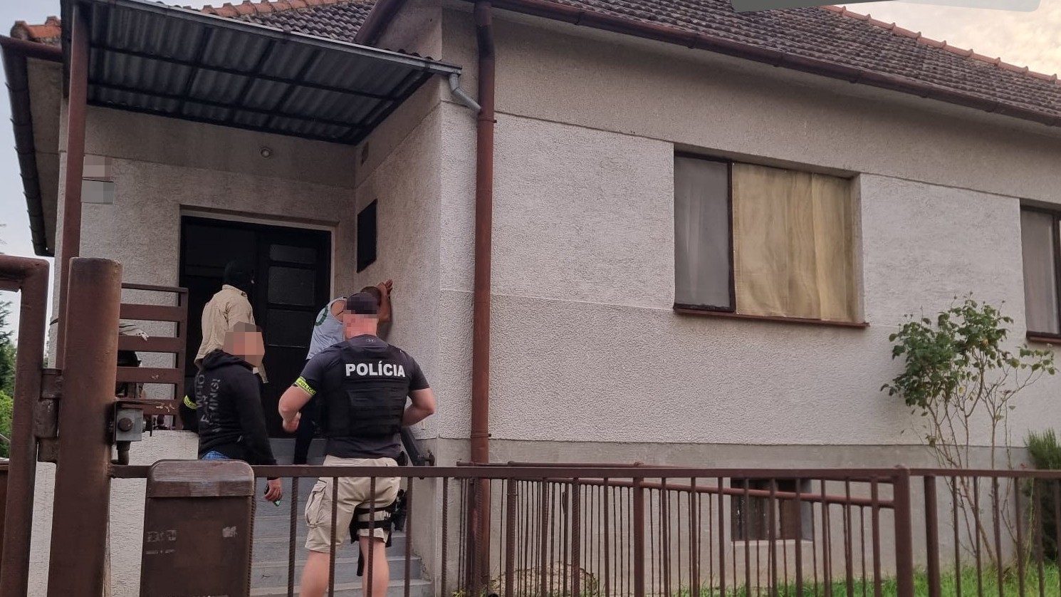 V Devínskej Novej Vsi zadržali 34-ročného Slováka, ktorý mal na krku viacero európskych zatykačov