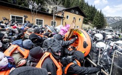 Protest na znak solidarności z imigrantami zakończony starciami na przełęczy Brenner