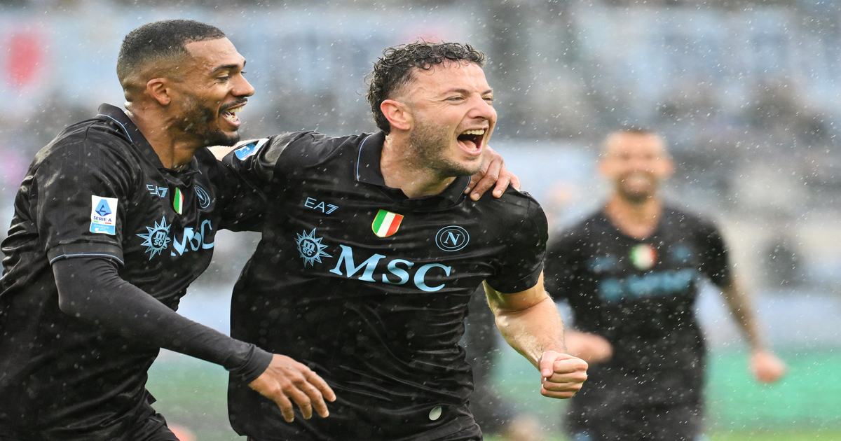 Napoli vince 2-0 contro la Lazio: ora a solo un punto dal Milan