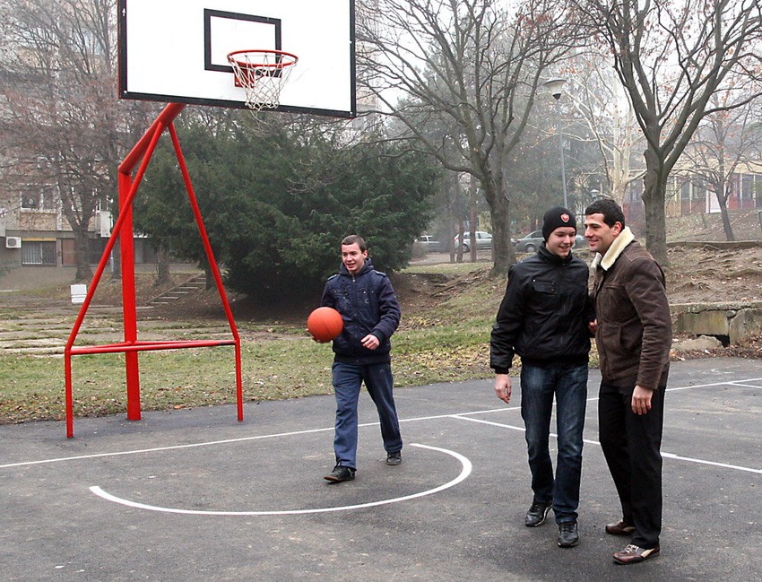 Aleksandar Šapić na novoizgrađenom košarkaškom terenu u Rakovici