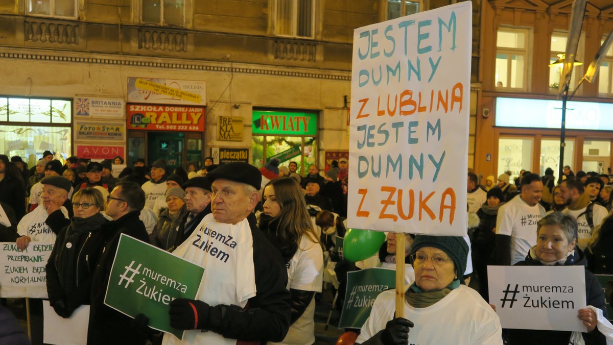 Przewodniczący klubu radnych PiS Tomasz Pitucha cytuje prezydentowi Lublina pytania od mieszkańców, które miał otrzymać w sprawie zarzutów Centralnego Biura Antykorupcyjnego. Jego zdaniem nie wszyscy lublinianie są przekonani o niewinności Krzysztofa Żuka. Prezydent udziela wyczerpujących odpowiedzi i wzywa radnego PiS do merytorycznej dyskusji.