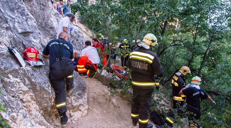 A mentők, miután felkaptattak a sziklafalhoz, stabilizálták a sérült kiránduló állapotát /Fotó: BM OKF