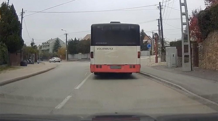 Szembe hajtott be a körforgalomba a csuklós busz /Fotó: bpiautosok.hu