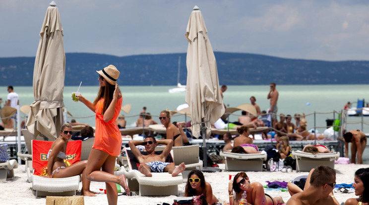 A fiatalok Siófokot kedvelik leginkább, de a Balaton partján egyre több a családok számára is ideális üdülőhely és strand /Fotó: MTI/ Mohai Balázs