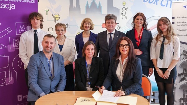 Umowa podpisana, a patronat Wrocławskich Mieszkań gwarantuje, że uczniowie będą się uczyć na rzeczywistych przykładach.