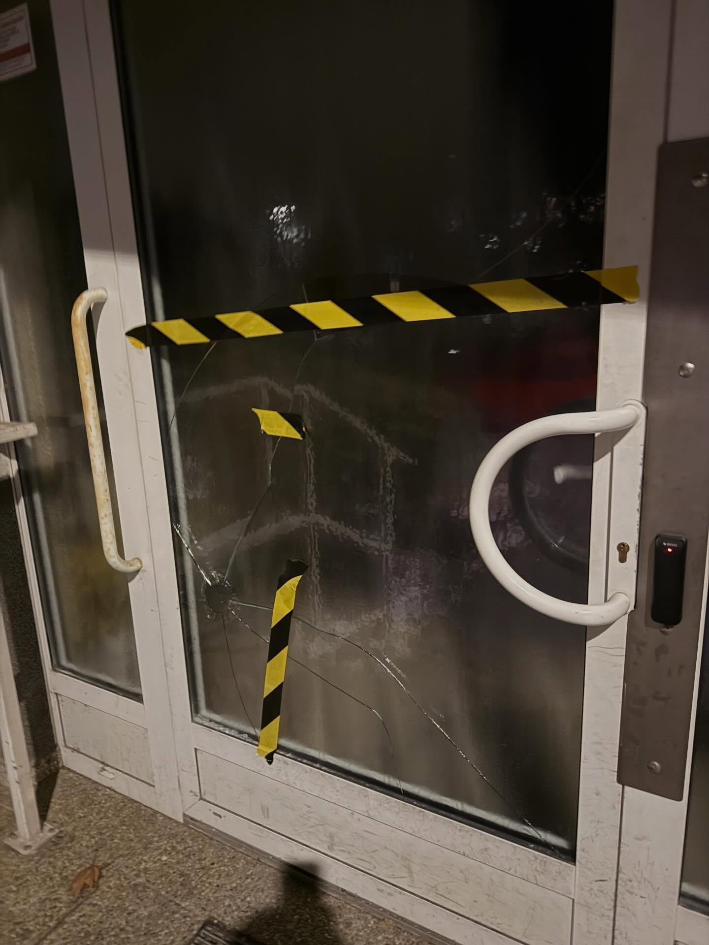 Moderátor Richard Vrablec odfotil rozbitú sklenenú výplň dverí, ktorú majú na svedomí zodeji a narkomani.