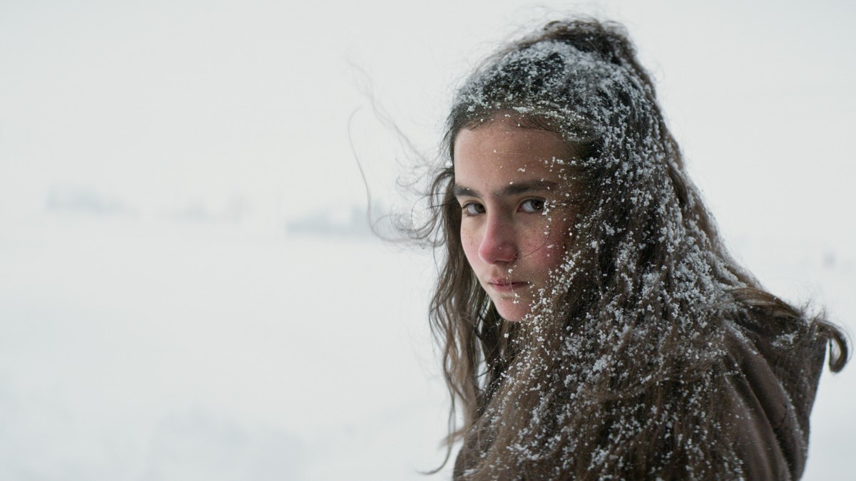 Nuri Bilge Ceylan az emberi lélek legsötétebb oldalait vizsgálja meg legújabb, Elszáradt füvekről című filmjében – kritika