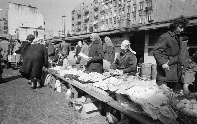 Handel jajami przed Wielkanocą na warszawskim Bazarze Różyckiego