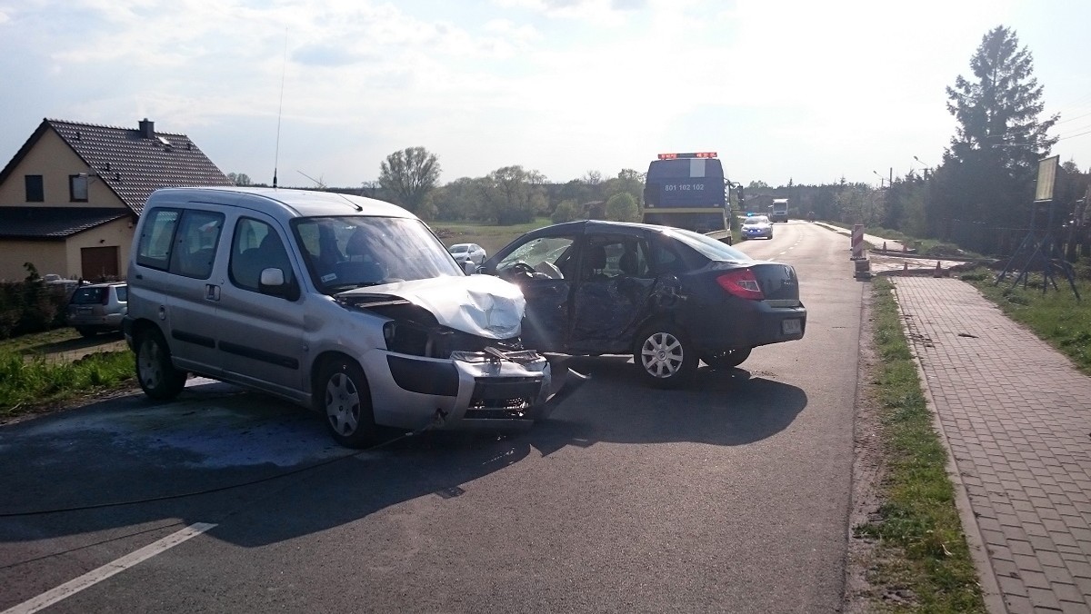 Aż trzy zarzuty usłyszał 22-letni mieszkaniec gminy Szubin, którego zatrzymali policjanci: spowodowania wypadku, kierowania pojazdem w stanie nietrzeźwości w okresie obowiązywania sądowego zakazu oraz zabór pojazdu w celu krótkotrwałego użycia.