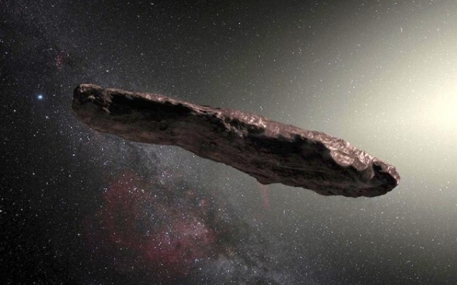 Oumuamua - obiekt, który przeleciał przez Układ Słoneczny w 2017 r. Loeb jest największym orędownikiem tezy, że to wytwór pozaziemskiej cywilizacji.