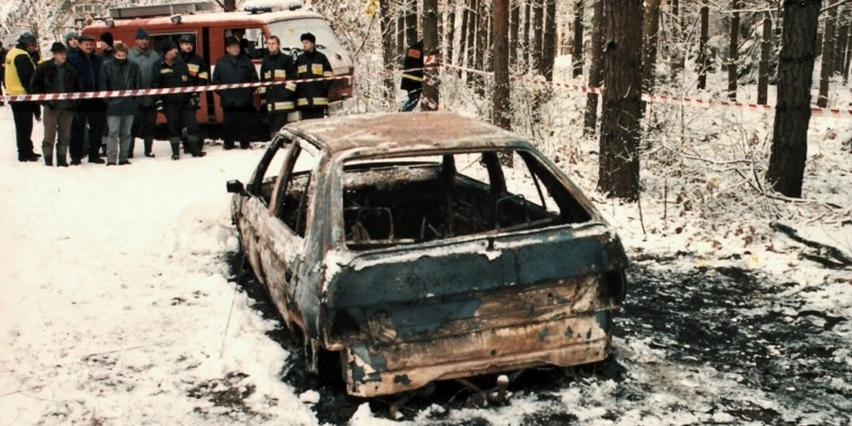 Spalony samochód, w którym w 2004 r. zginęło małżeństwo.