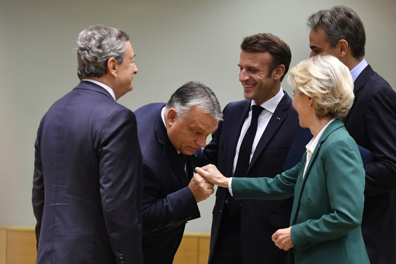 Viktor Orban wita się z przewodniczącą Komisji Europejskiej Ursulą von der Leyen podczas spotkania na szczycie UE w Brukseli, piątek, 21 października 2022 r.