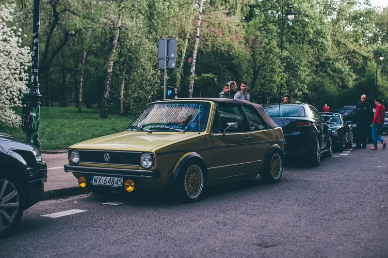 VW Golf podczas zlotu Youngtimer Warsaw pod PKP Powiśle