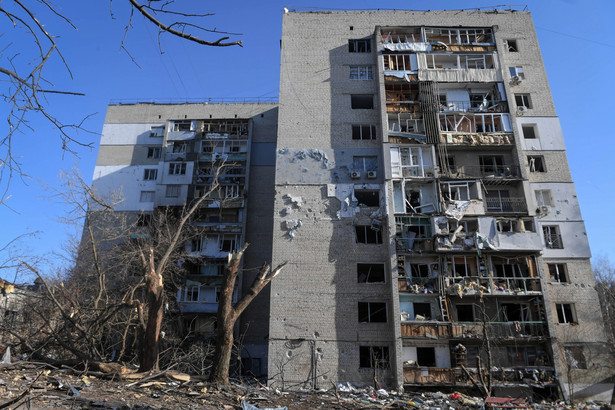 Zniszczony w wyniku ataku rakietowego budynek mieszkalny w Charkowie