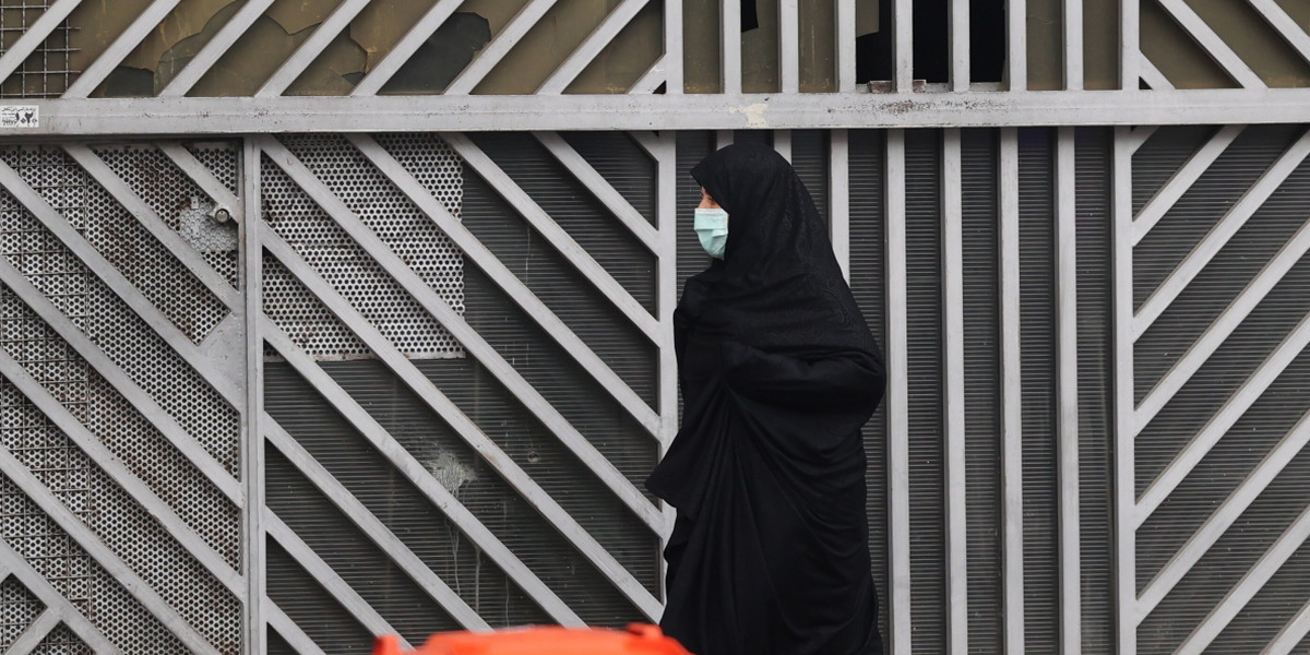 Kobieta idzie obok zamkniętych sklepów w centrum stolicy Teheranu, Iran, 5 grudnia 2022 r. Niektóre sklepy zostały zamknięte z powodu zapowiedzi protestów w Teheranie.