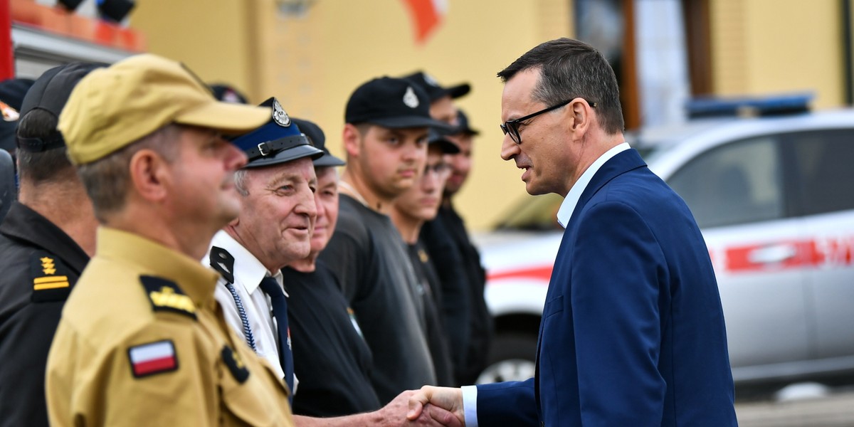 Premier Mateusz Morawiecki podczas konferencji prasowej w miejscowości Uraz (woj. dolnośląskie). Konferencja dotyczyła sprawy skażenia rzeki Odry.