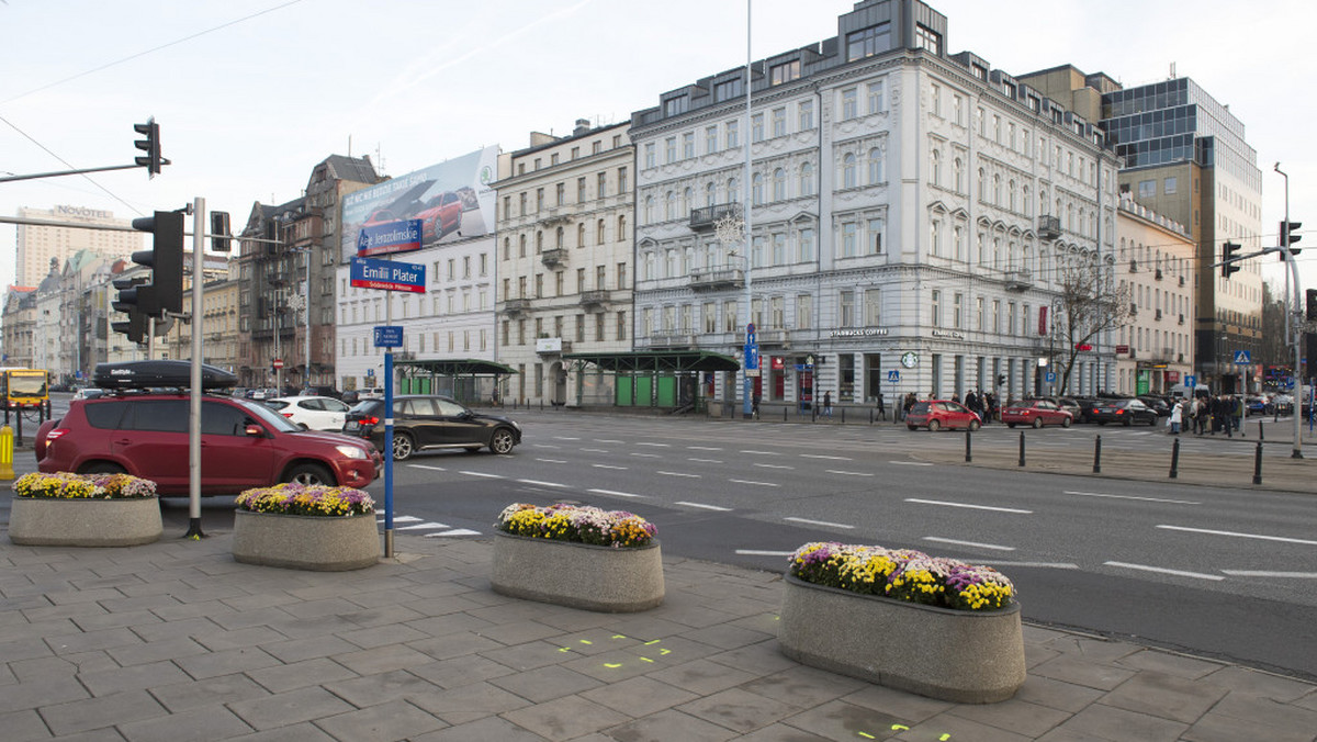 Jeszcze w tym roku w okolicach Dworca Centralnego w Warszawie powstaną dwa naziemne przejścia dla pieszych. Dzięki temu łatwiej i szybciej będzie można przedostać się na drugą stronę Al. Jerozolimskich i ul. Emilii Plater. Właśnie rozpoczynają się prace w tym rejonie.