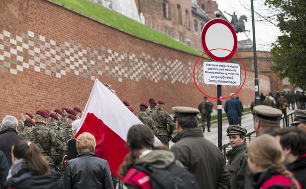 Znak zakazu "kupczenia wiarą i akwizycji przekazu partii" pojawił się na Wawelu. Policja: Sprawcy grozi ograniczenie wolności [ZDJĘCIA]