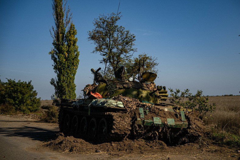 Un tanc rusesc T-62 abandonat în apropiere de satul Novorontsovka din sudul Ucrainei