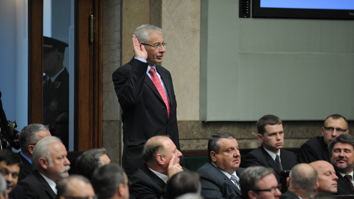 Poseł Ludwik Dorn (niezrzeszony, ale związany z PiS) rozbawił posłów, gdy zwrócił się z mównicy sejmowej do Janusza Palikota, aby ten nie "bulgotał". Zapytaliśmy polityka prawicy, ile tego "bulgotu" będzie w VII kadencji Sejmu? - Dużo - odpowiedział i szybkim krokiem czmychnął z budynku przy ul. Wiejskiej.