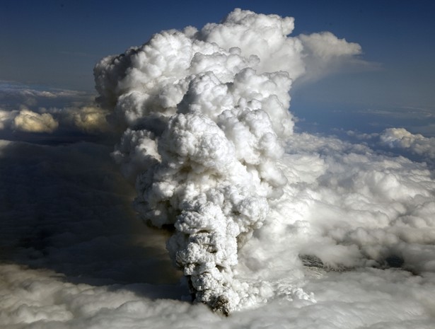 Od erupcji Eyjafjallajökull 14 kwietnia na Starym Kontynencie odwołano już około 81 tysięcy lotów, przez co zużycie paliwa spadło o 700 tysięcy baryłek