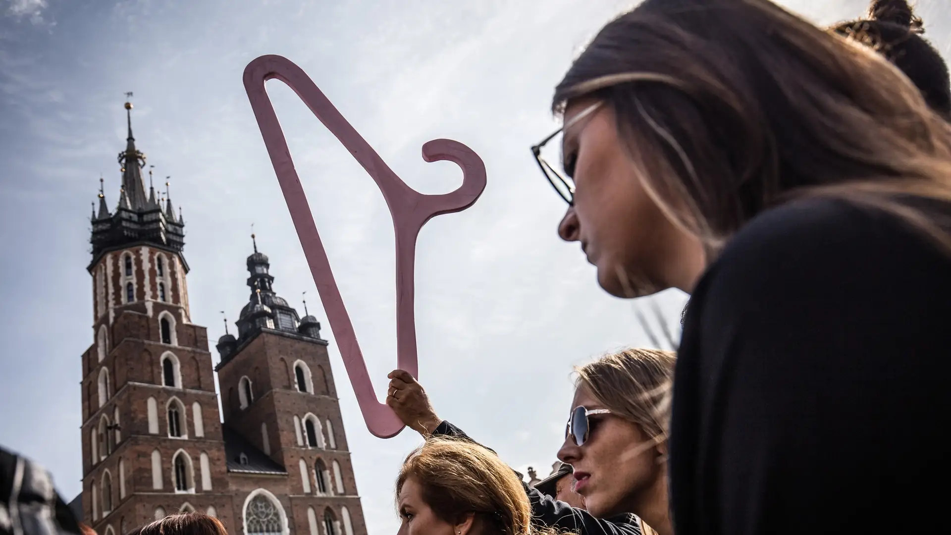 Tysiące kobiet weźmie wolne w pracy, nie pójdzie na uczelnie. Nadchodzi czarny poniedziałek?