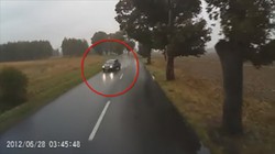 21-latka uderzyła w drzewo i zginęła. Policja publikuje film świadka wypadku. WIDEO