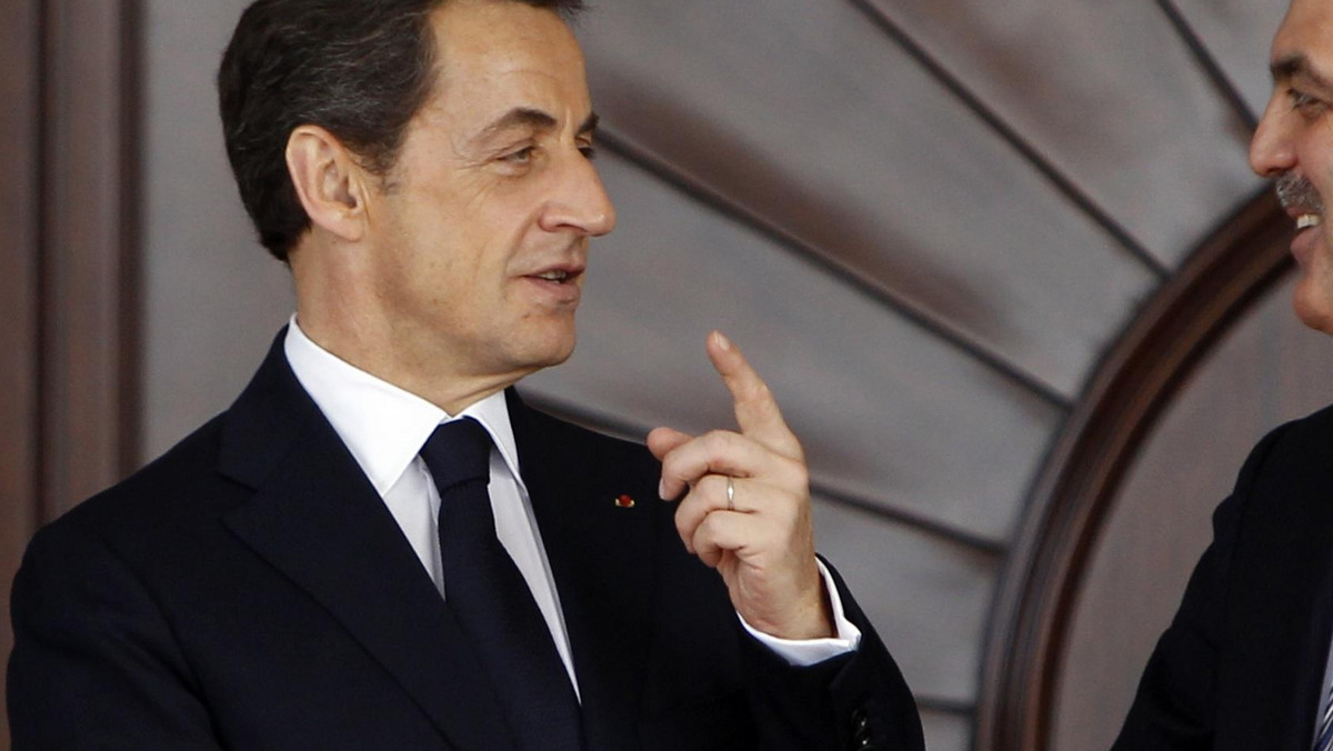 Prezydent Francji Nicolas Sarkozy, który w piątek złożył krótką wizytę w Turcji, nie zostawił po sobie dobrego wrażenia. Media rozpisują się o tym, jaki brak szacunku zademonstrowała głowa francuskiego państwa, żując gumę w obecności tureckich władz. Tymczasem Sarkozy w czasie wizyty złożył również wiele ważnych deklaracji.