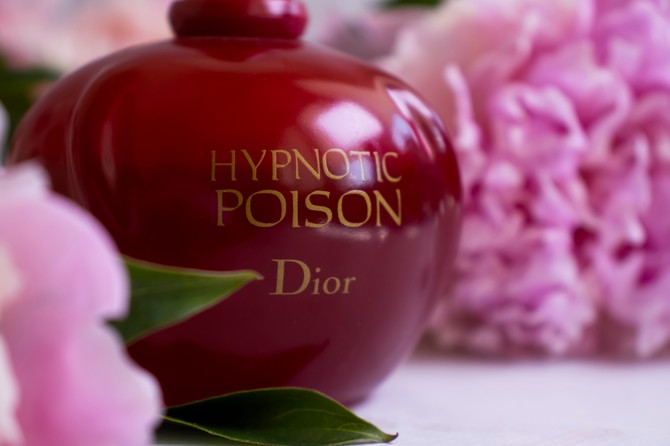 Hypnotic Poison je orijentalni gurmanski parfem, topliji i "ušuškaniji" od "starijeg brata"