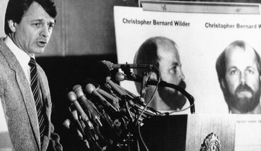 Floyd Clarke z FBI podczas konferencji, w której omawia ewentualne zastrzelenie Christophera Wildera [13.04.1984 r., Waszyngton]