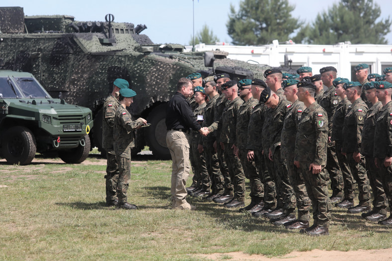 Minister obrony narodowej Mariusz Błaszczak wręczył wyróżnienia żołnierzom szczególnie zasłużonym w ochronie wschodniej granicy RP, Narewka 23.06.2023.