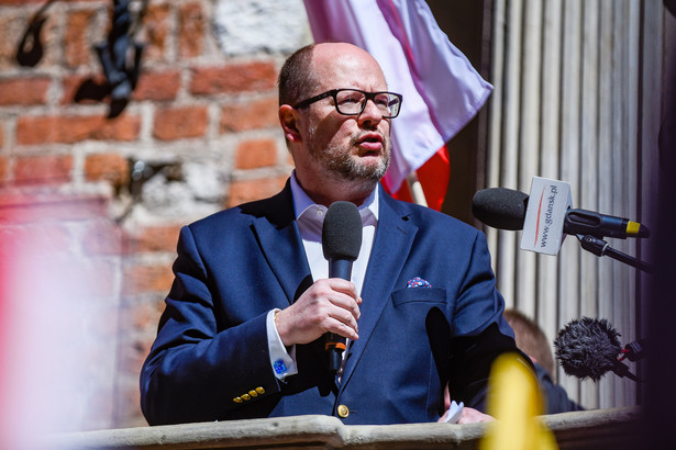 Jak podkreślił Adamowicz, jeżeli "informacja podana przez RMF jest prawdziwa", to "mamy najlepszą ilustrację do czego obecnej władzy było potrzebne polityczne podporządkowanie Prokuratury i dlaczego z taką determinacją walczy o podporządkowanie sobie sądów nie bacząc nawet na zapisy Konstytucji".