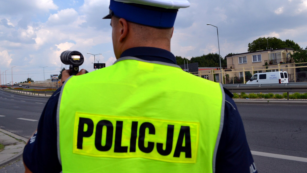 Policjanci z poznańskiej drogówki zatrzymali prawa jazdy czterem kierowcom, którzy przekroczyli o ponad 50 km/h dozwoloną prędkość w terenie zabudowanym. W całej Wielkopolsce prawo jazdy straciło w poniedziałek w sumie 25 kierowców.