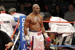 Rękawice Holyfielda ze słynnej walki z Tysonem sprzedane na aukcji